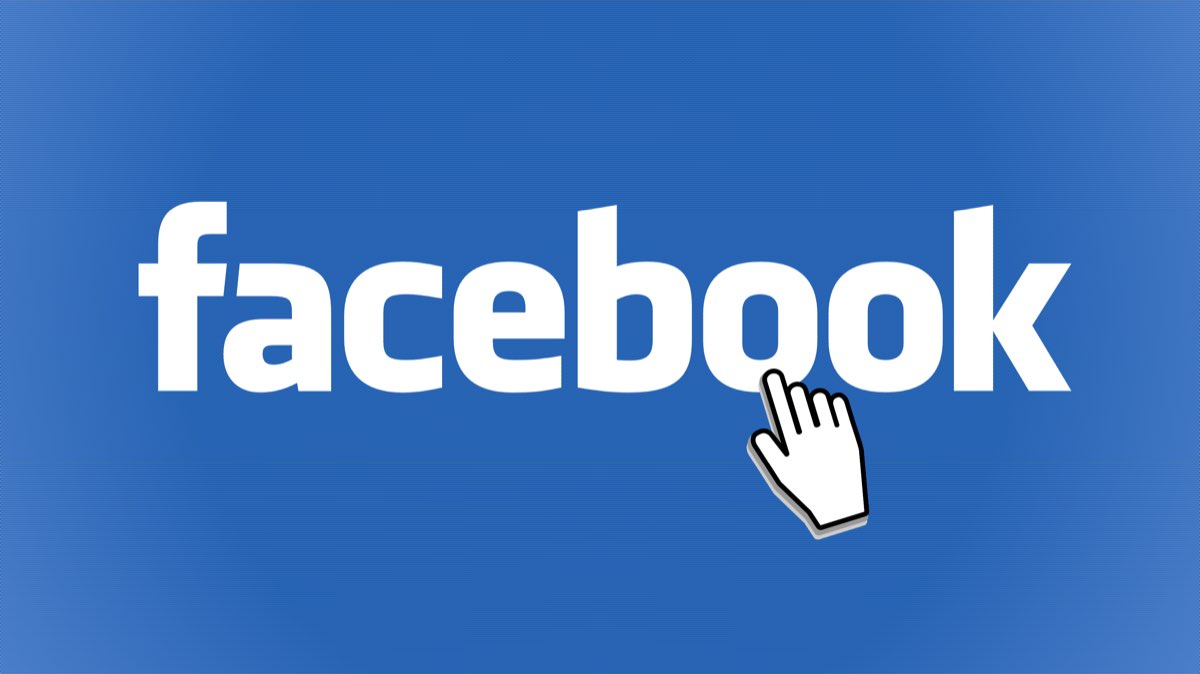 Le logo Facebook sur fond bleu, survolé par un curseur en forme de main