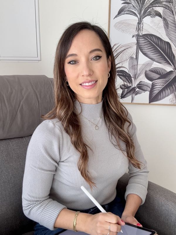 Marion Faure, fondatrice d'Eclore Webmarketing, travaillant sur sa tablette